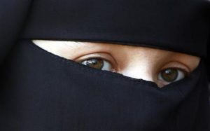 A protestors attends a demonstration against the ban on Muslim women wearing the burqa in public in The Hague, November 30, 2006. REUTERS/Toussaint Kluiters